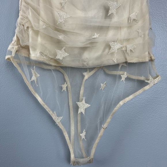 Le Lis Puff Sleeve Gold Star Bodysuit - Picture 4 of 9